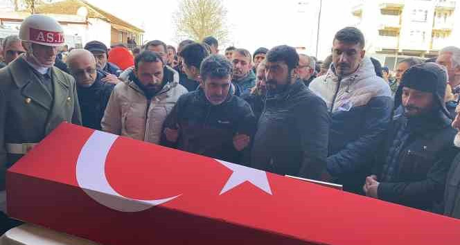 Depremde hayatını kaybeden uzman çavuş, eşi ve çocukları toprağa verildi