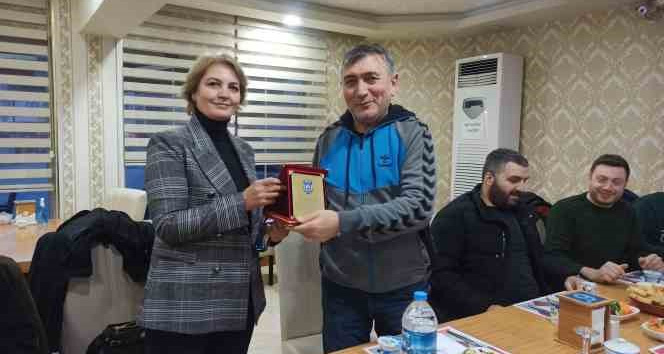 Emekliye ayrılan polis memuruna veda yemeği
