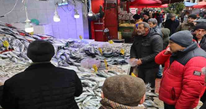 Karadeniz'deki fırtına balık avını aksattı, tezgahlar buzhane balıklarına kaldı