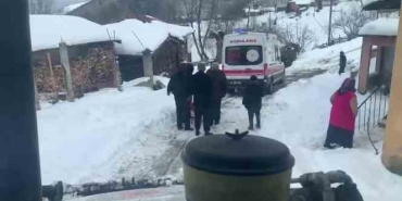 Kardan kapanan yol açıldı, ambulans hastaya ulaştı