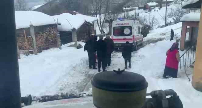 Kardan kapanan yol açıldı, ambulans hastaya ulaştı
