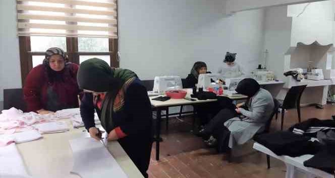 Samsun'da kadın kursiyerler, depremzedeler için üretime geçti