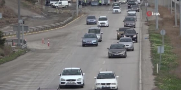 tatilciler-yollara-akin-etti-43-ilin-gecis-guzergahinda-trafik-yogunlugu-Ticzd3pa.jpg