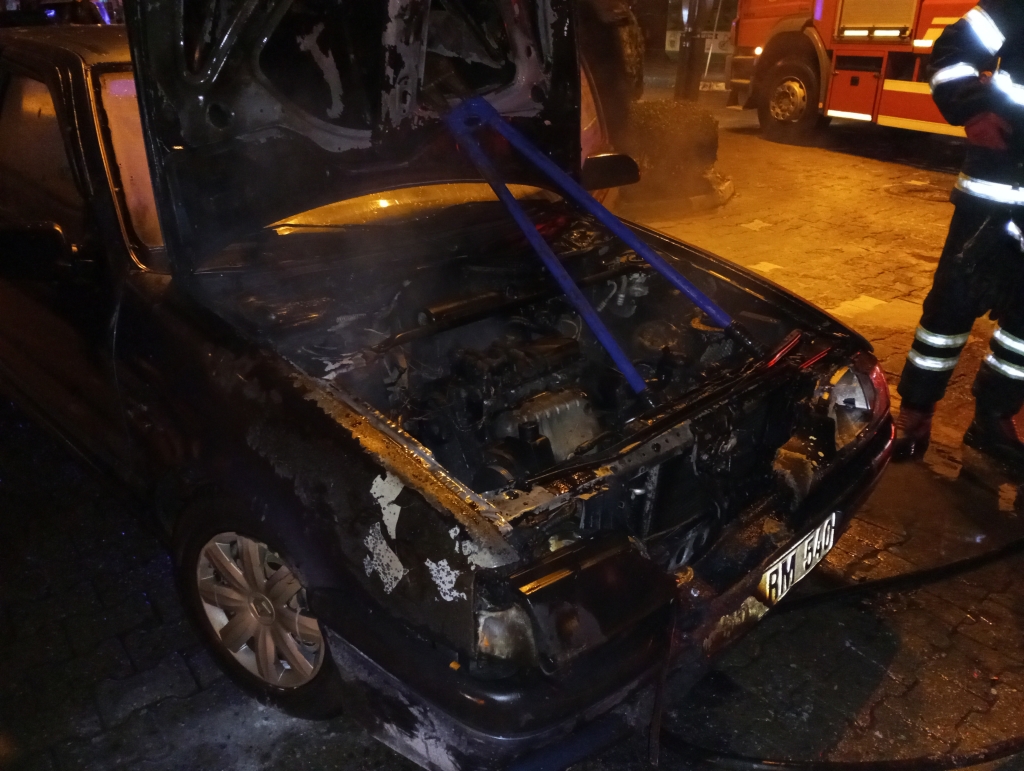 Samsun'da faciadan dönüldü: Seyir halindeki otomobil alev aldı!