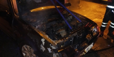 Samsun'da faciadan dönüldü: Seyir halindeki otomobil alev aldı!