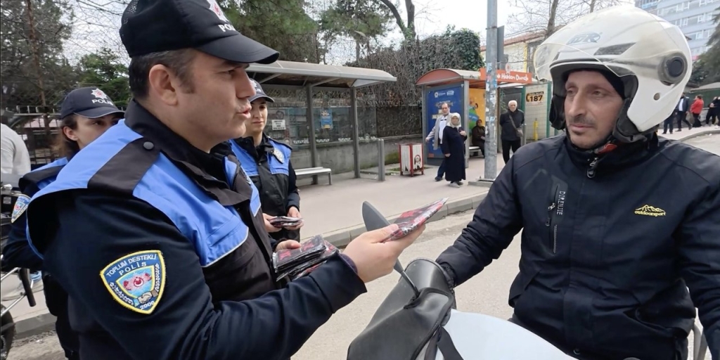 Kurallara uyan motosiklet sürücülerine hediye verildi
