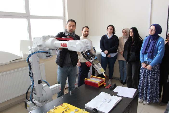 aa-20250421-37703048-37703046-samsunda-kadinlara-yonelik-endustriyel-robot-operatorlugu-egitimleri-tamamlandi.jpg