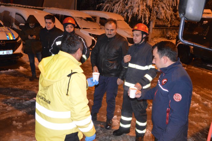 aa-20250412-37608214-37608212-samsunda-kar-yagisi-nedeniyle-yolda-mahsur-kalanlara-sicak-corba-ikram-edildi.jpg