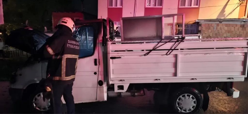 Park Halinde Yanan Kamyonet Kullanılamaz Hale Geldi