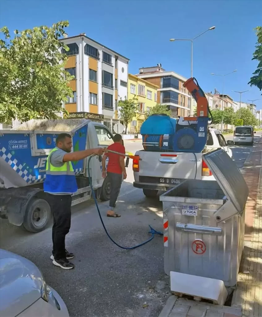 Bafra'da Çöp Konteynerleri Dezenfekte Ediliyor
