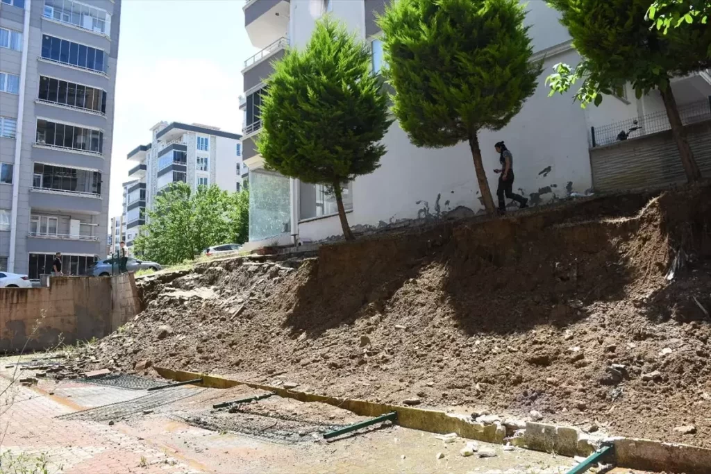 Samsun Atakum'da Sağanak Yağış Otopark Duvarını Yıktı