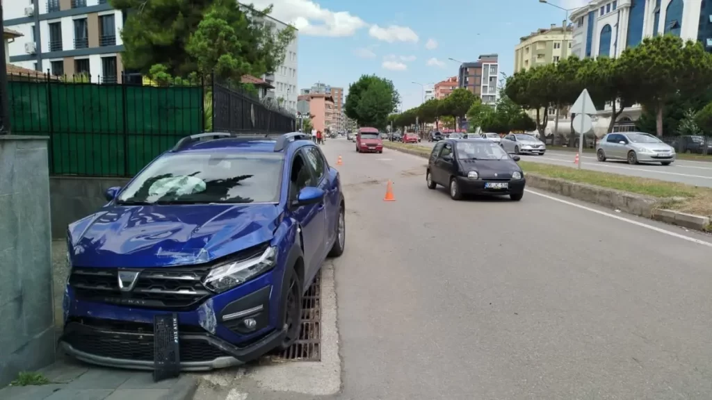 Samsun'da Otomobil Duvara Çarptı: Sürücü Yaralı