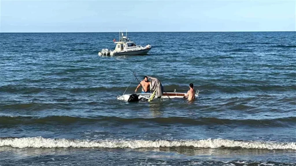 Samsun'da Tekne Alabora Oldu, 5 Kişi Kıyıya Ulaştı