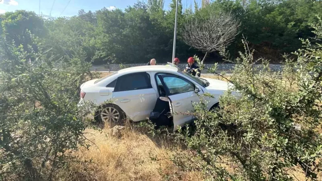 Çorum'da Bordür Taşlarına Çarpan Otomobilde 2 Yaralı