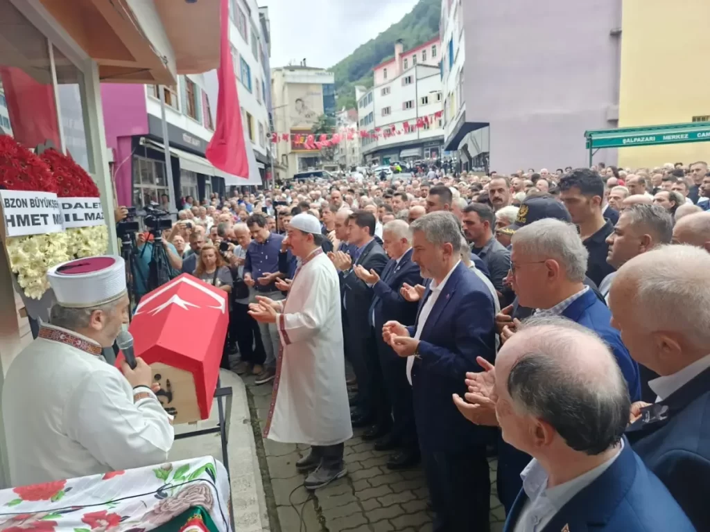 Eski Bakan Mustafa Demir, Trabzon'da Toprağa Verildi