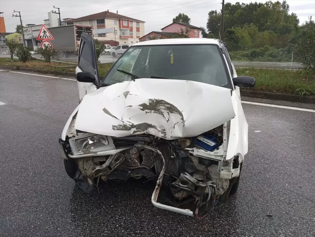 Samsun'da Otomobil Aydınlatma Direğine Çarptı: 2 Yaralı