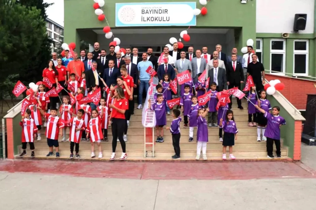 Samsunspor, 20 Bin Öğrenciye Defter ve Kalem Hediye Etti