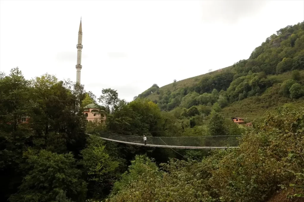Selahattin Tekin, Babasının Vasiyetini Gerçekleştirerek Camiye Kolay Erişim Sağlayan Asma Köprüyü Yaptı