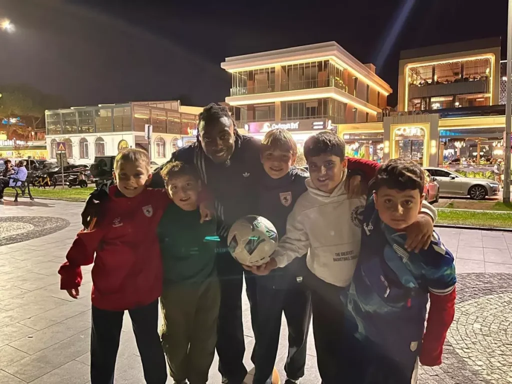 Antoine Makoumbou, Çocuklarla Futbol Oynadı
