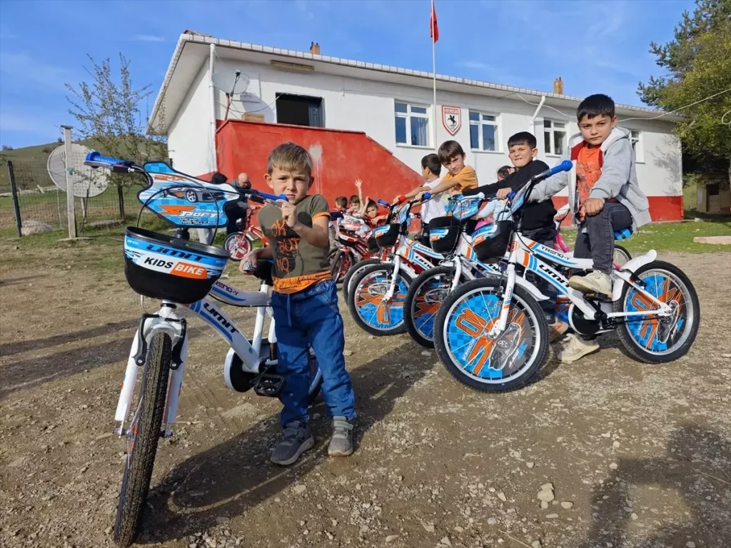 Hayırseverler Çocuklara Bisiklet Hediye Etti