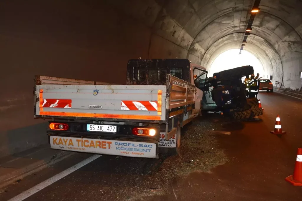 Samsun'da Tünel İçinde Kamyonet ve Traktör Çarpıştı: 2 Yaralı