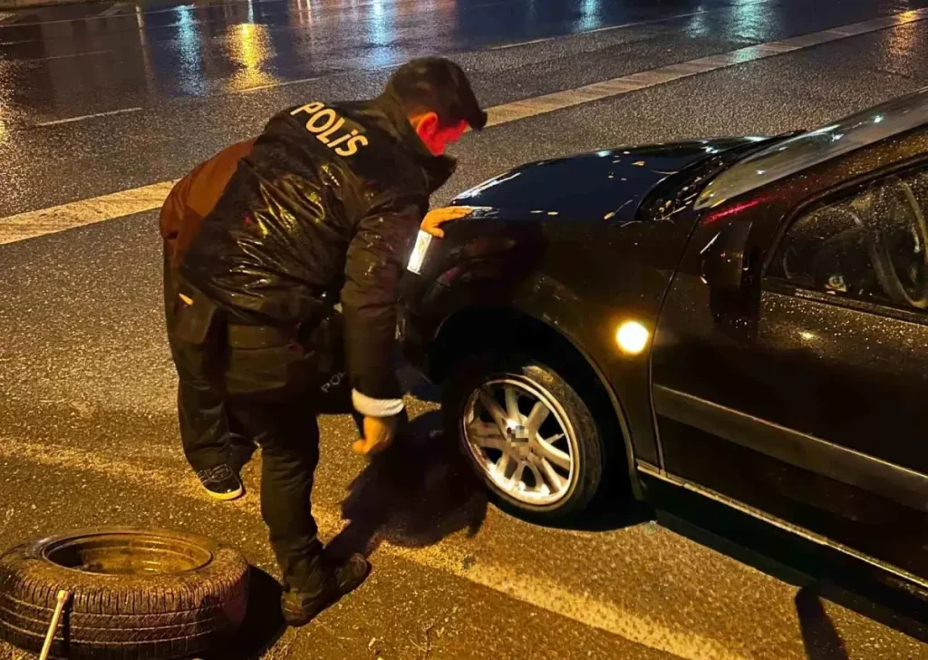 Yaşlı Sürücüye Polis Ekiplerinden Yardım
