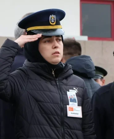 Şehit ağabeyinin cenazesini, asker selamıyla karşıladı