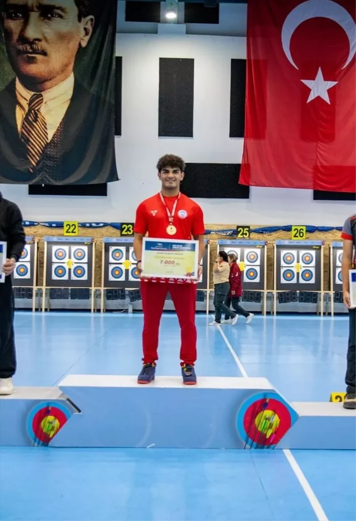 Büyükşehir Belediyesi Spor AŞ sporcusu Kutay Tek, okçulukta Türkiye şampiyonu oldu
