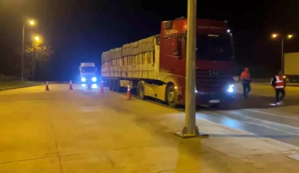 Plakalarını kapatarak kantara girmeyen 6 tıra 461 bin TL