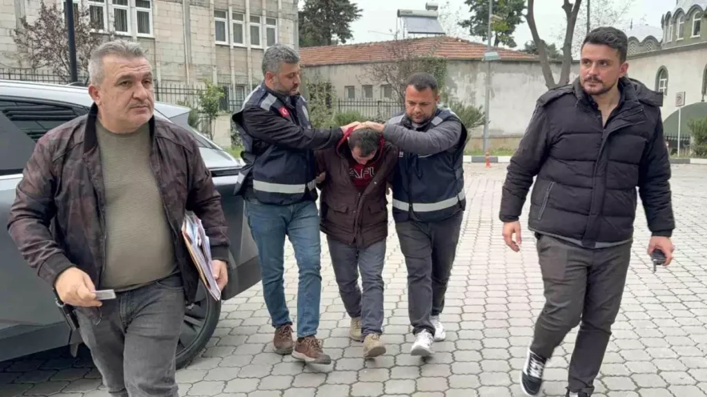 Üvey oğlunu bıçaklayarak öldürdü