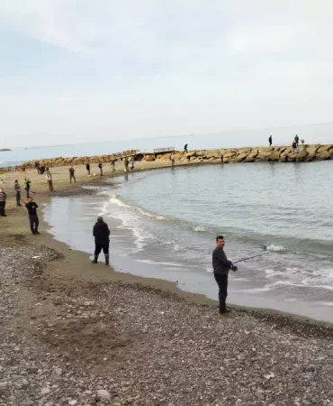 Denizdeki Balık Üretim Kafesi Yırtıldı, Vatandaşlar Sahile Akın Etti