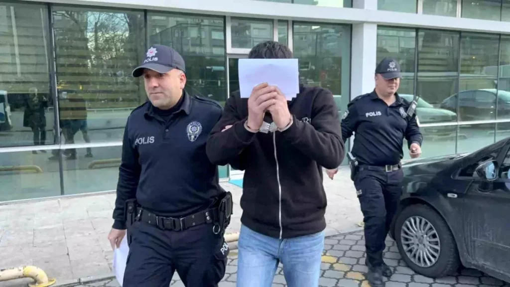 Eşi terk edince, kayınpederinin evini ateşe verdi