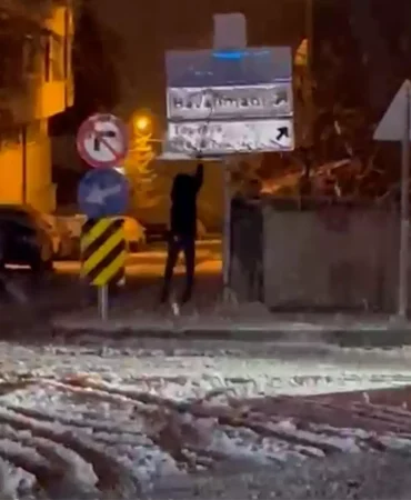 Karla kaplanan trafik levhalarını temizleyen 12 yaşındaki Kadir Emin, takdir toplandı