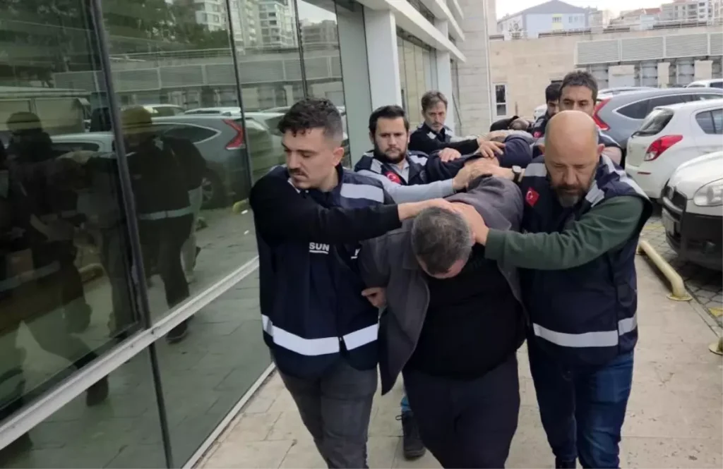Silahlı tehdit ve yağma suçundan mahkemeye sevk edilen 4 kişi tutuklandı