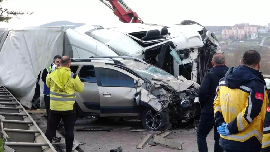 Tır karşı şeride geçip araçlara daldı: 1 ölü, 3 yaralı