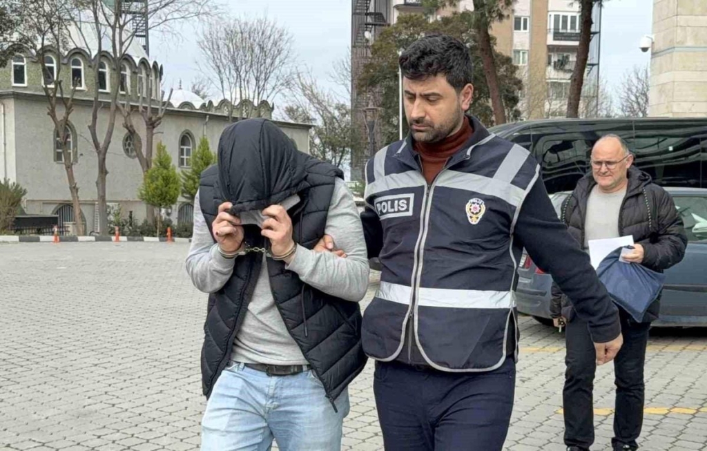 Eski karısının bıçak tehdidiyle cep telefonunu gasp etti