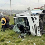 İstanbul'dan yarışmadan dönen öğrencileri taşıyan midibüs şarampole devrildi: 9'u öğrenci 15 yaralı