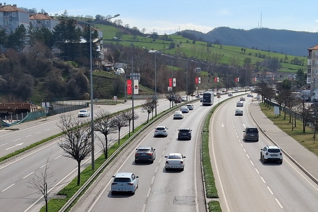 Samsun-Ankara kara yolunun Havza kesiminde trafik yoğunluğu yaşanıyor