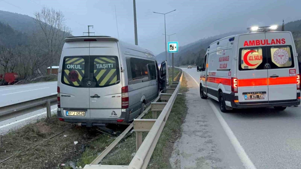 Tur minibüsü kaza yaptı: 4 yaralı