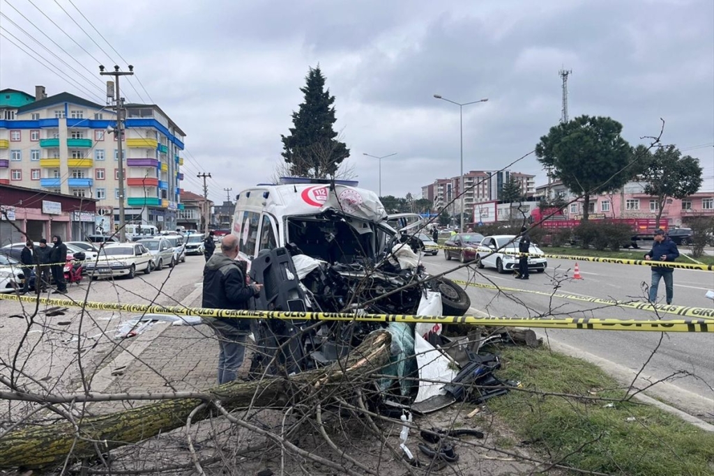 Vakaya giden ambulans kaza yaptı, ölü ve yaralılar var