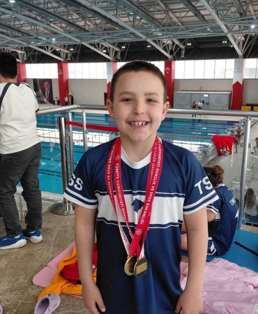 Bafra İsmet İnönü İlkokulu öğrencisinden yüzme müsabakalarında 3 altın madalya