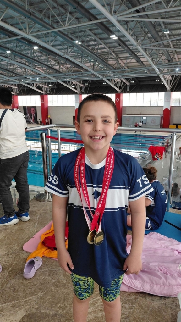 Bafra İsmet İnönü İlkokulu öğrencisinden yüzme müsabakalarında 3 altın madalya