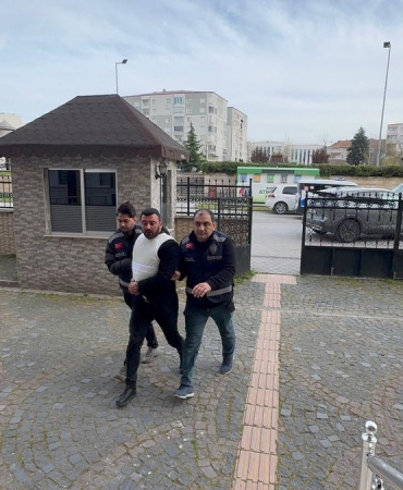 Balkondan girip yatağında uyuyan kişiyi öldüren şüpheliyi azmettirdiği iddiasıyla 2 kardeş tutuklandı