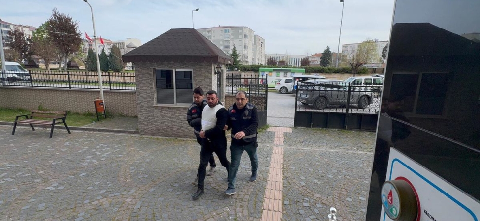 Balkondan girip yatağında uyuyan kişiyi öldüren şüpheliyi azmettirdiği iddiasıyla 2 kardeş tutuklandı