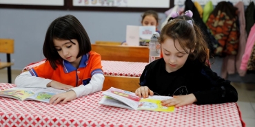 Birinci sınıf öğrencileri yazdıkları kitaplarla kültürlerini tanıyor
