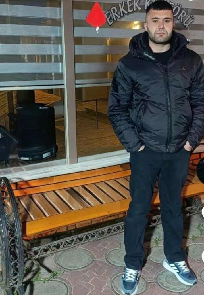 Evinde uyurken balkondan giren kişi tarafından öldürüldü