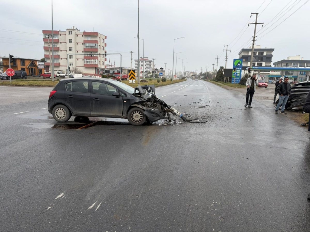 Kırmızı ışıkta kaza; 2 yaralı