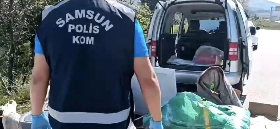 Koliden ve halıdan silah çıktı: Araçta şaşırtan gizleme yöntemi
