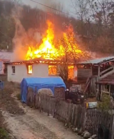 Ladik ilçesinde çıkan yangında ev kullanılamaz hale geldi