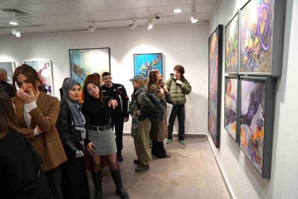 Makineleşen insan eleştirisi tuvale yansıdı: 